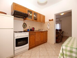 Geladeira, fogão, cooktop, talheres/pratos/utensílios de cozinha