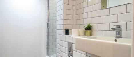 Business Apartment, 1 Bedroom | Bathroom | Hair dryer, towels, soap, shampoo