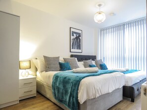 2 bedrooms, individually decorated, individually furnished - Tudors eSuites Birmingham Canalside with Gated Parking (Birmingham)