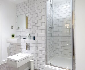 Apartment, 2 Bedrooms | Bathroom | Free toiletries, towels - Tudors eSuites Birmingham Canalside with Gated Parking (Birmingham)