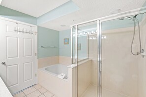 Combined shower/tub, towels