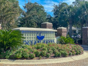 Property grounds - Discounts thru July. Perfect lake view. 3 bedrooms. Great amenities Walk to beach (North Myrtle Beach)