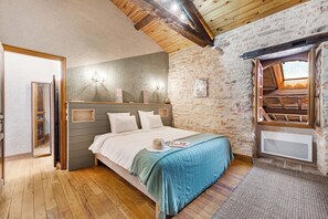 10 bedrooms, desk, iron/ironing board, travel cot