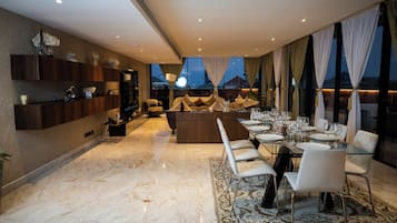 Presidentiële suite | 1 slaapkamer, luxe beddengoed, een minibar, een kluis op de kamer