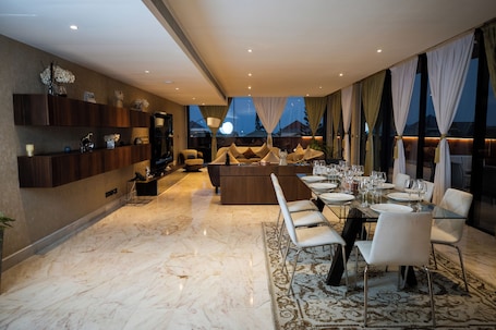 Presidential Suite | Premium bedding, minibar, in-room safe, laptop workspace