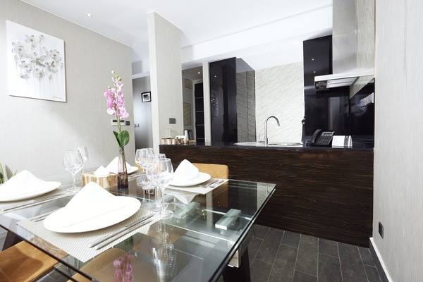Coffee/tea maker, full-size fridge, microwave, oven