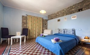 Habitación doble tradicional (Novecento) | Decoración personalizada, muebles diferentes, escritorio y ropa de cama