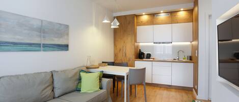 Flat-screen TV, Netflix, streaming services