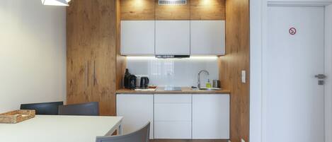 Kühlschrank, Mikrowelle, Herdplatte, Geschirrspüler