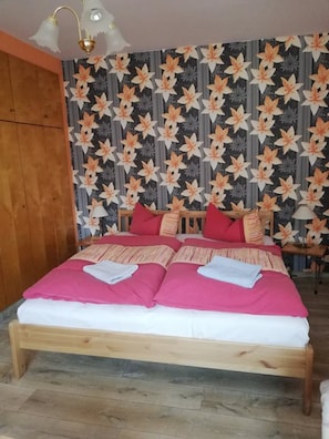 Habitación doble, baño privado (shared toilet) | Escritorio y wifi gratis 