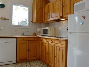 Réfrigérateur, micro-ondes, lave-vaisselle, cafetiÚre/bouilloire