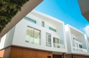 Vista frontal de la propiedad