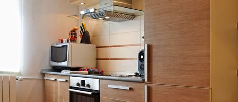 Frigorifero, microonde, forno, piano cottura
