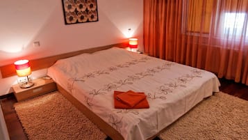 2 bedrooms, iron/ironing board, WiFi, bed sheets