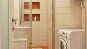 Baignoire, sèche-cheveux, serviettes fournies, savon