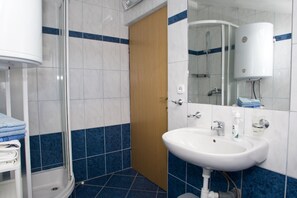 Apartment, 1 Schlafzimmer (A2) | Badezimmer | Handtücher