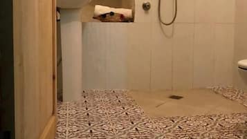 Double Room | Bathroom | Shower, rainfall showerhead, towels, soap