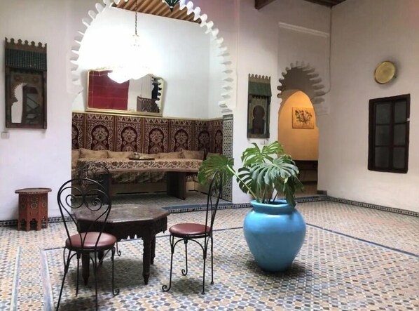 Área de estar no saguão