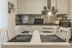 Dining - GuestHost - This spacious 180sqm apartment with four bedrooms is able to accommodate up to 8 people. Located on the first floor (with elevator) of a restored period building, the apartment overlooks the private park of Villa Albani, one of the most beaut (Roma)