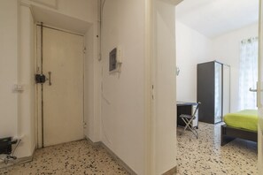 Interior - GuestHost - This spacious 180sqm apartment with four bedrooms is able to accommodate up to 8 people. Located on the first floor (with elevator) of a restored period building, the apartment overlooks the private park of Villa Albani, one of the most beaut (Roma)