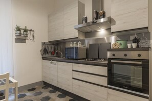 Microwave, oven, dishwasher - GuestHost - This spacious 180sqm apartment with four bedrooms is able to accommodate up to 8 people. Located on the first floor (with elevator) of a restored period building, the apartment overlooks the private park of Villa Albani, one of the most beaut (Roma)
