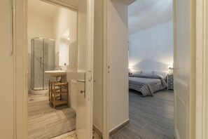 4 bedrooms, iron/ironing board, WiFi - GuestHost - This spacious 180sqm apartment with four bedrooms is able to accommodate up to 8 people. Located on the first floor (with elevator) of a restored period building, the apartment overlooks the private park of Villa Albani, one of the most beaut (Roma)