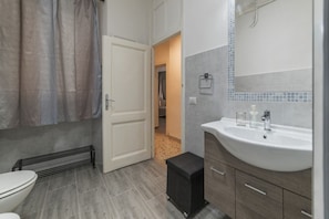 Shower, bidet - GuestHost - This spacious 180sqm apartment with four bedrooms is able to accommodate up to 8 people. Located on the first floor (with elevator) of a restored period building, the apartment overlooks the private park of Villa Albani, one of the most beaut (Roma)
