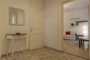Interior - GuestHost - This spacious 180sqm apartment with four bedrooms is able to accommodate up to 8 people. Located on the first floor (with elevator) of a restored period building, the apartment overlooks the private park of Villa Albani, one of the most beaut (Roma)