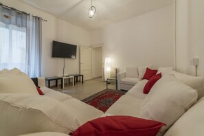 Living area - GuestHost - This spacious 180sqm apartment with four bedrooms is able to accommodate up to 8 people. Located on the first floor (with elevator) of a restored period building, the apartment overlooks the private park of Villa Albani, one of the most beaut (Roma)