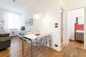 Dining - Modern apartment ideal for 2 people fully furnished is located in the heart of the historic center of Padua, very close to the main points of interest of the city, surrounded by shops, clubs and restaurants: you can esily reach the famous Pedrocchi cafe, (Padova)