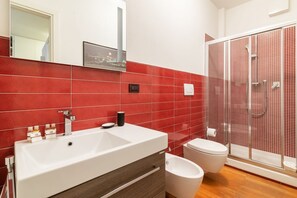 Douche, sèche-cheveux, bidet