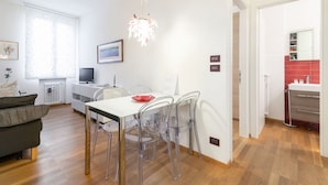 Un espacio habitable moderno con comedor, cocina y baño.