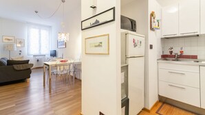 Un apartamento moderno con comedor, cocina y sala de estar.