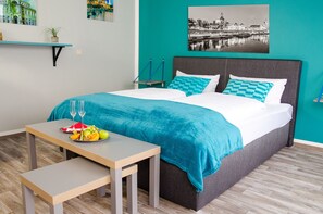 Habitación clásica con 1 cama doble o 2 individuales | Escritorio y espacio para trabajar con un portátil