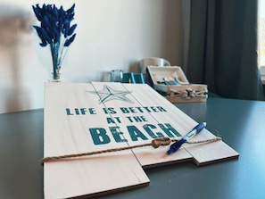 A wooden sign with the text "Life is better at the beach" and a starfish design. - ORCA Hotel am Elbschloss (Dresden)
