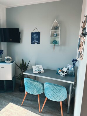 Escritorio y espacio para trabajar con un portátil