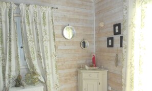 Double Room | Cribs/infant beds, free WiFi, bed sheets - La Maison Bleue (L'Isle-sur-la-Sorgue)