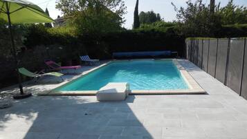 Kolam renang outdoor musiman