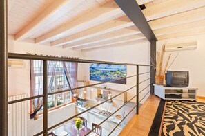 Ein modernes Interieur mit Essbereich, Küche und einem großen Gemälde an der Wand.