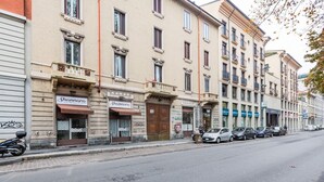 A row of buildings with storefronts, including a restaurant named 'Shannara.' - GuestHost - Lovely loft apartment just 350m from Lodi M3 stop (Milano)