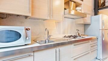 KĂŒhlschrank, Mikrowelle, Ofen, Herdplatte