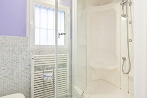Vasca, asciugacapelli, bidet, shampoo