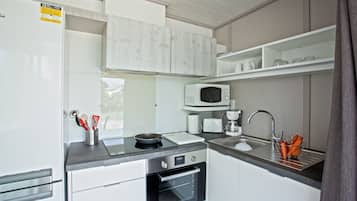 Full-sized fridge, microwave, oven, stovetop