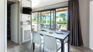 Una cocina moderna con horno empotrado y televisor de pantalla plana.