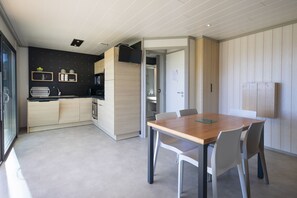 Chalet Prestige T3 (5 Pax) | Area keluarga | Televisi layar datar 50-cm dengan saluran TV digital dan TV