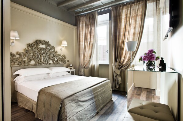 2 chambres, bureau, fer et planche à repasser, lit de bébé portatif