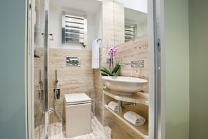 Combined shower/tub, hair dryer, towels, soap