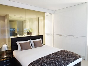 Desk, laptop workspace, iron/ironing board, free WiFi - VISIONAPARTMENTS Zurich Bellariastrasse (Zürich)