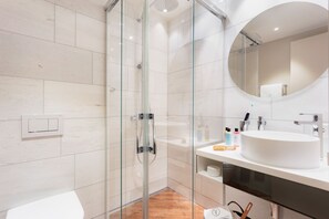 Serviettes fournies, papier toilette