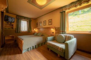Standard Triple Room, Private Bathroom | Individually decorated, individually furnished, desk, free WiFi - Hotel della Nouva Pila (Gressan)